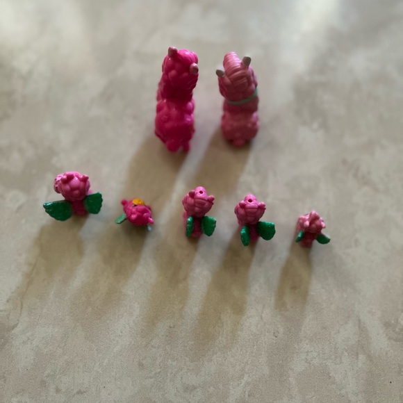 Hatchimals CollEGGtibles Rainbow Cation Llama Family Pink and Green - Picture 4 of 5